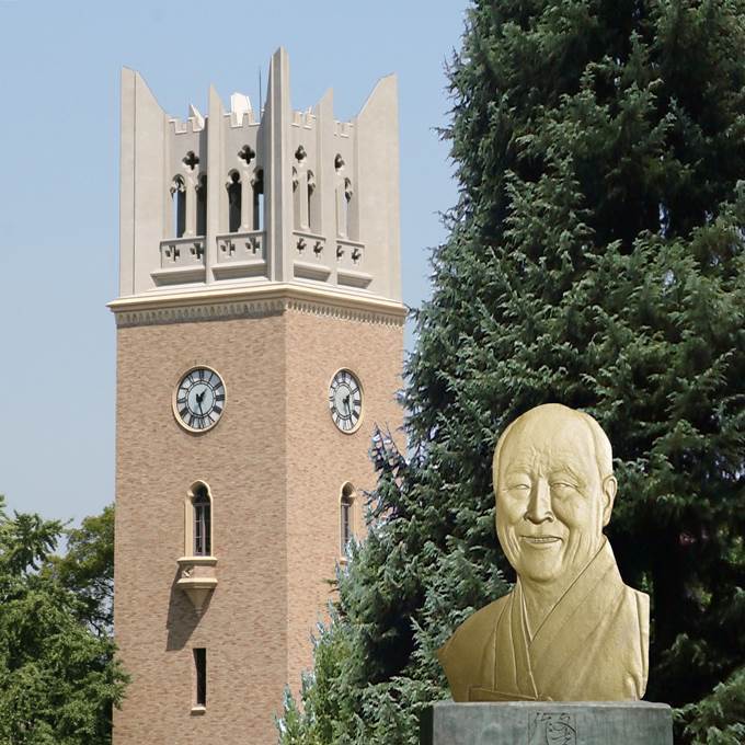Bronze statue of Sun Myung Moon in Waseda University (syntetic photo).jpg